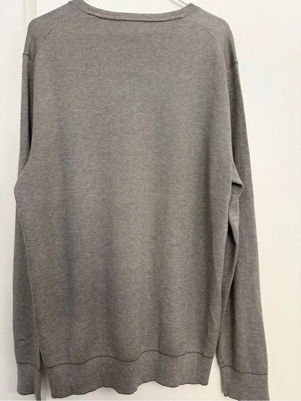 Banana Republic Luxury Light Gray V-Neck Sweater - Slight Snag - Men’s Size Larg